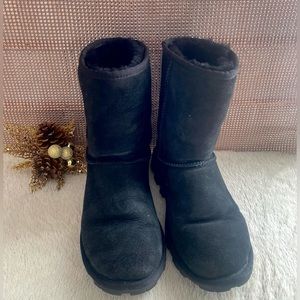 ❄️UGG❄️ Beautiful CLASSIC Short Black Suede Leather Boots Size 9